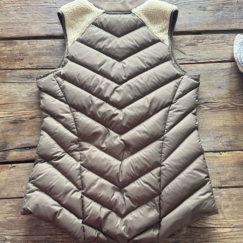 Athleta cream and brown puffer vest